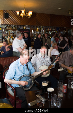 dh Orkney Folk Festival STROMNESS ORKNEY Musiker spielen Banjos Stromness Hotel-Lounge-bar Stockfoto