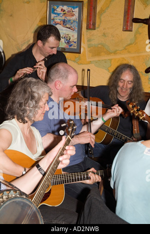 dh Orkney Folk Festival STROMNESS ORKNEY Musiker spielen Musikinstrumente im Ferry Inn Public house Stockfoto