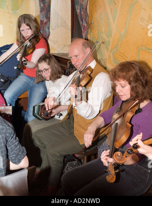 dh Orkney Folk Festival STROMNESS ORKNEY Musiker spielen Musikinstrumente öffentlich Haus Erbe Geiger Geige schottische Musik in Pub uk Stockfoto