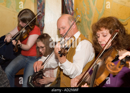 dh Folk Festival STROMNESS ORKNEY Musiker spielen Musikinstrument öffentlichen Haus schottische Kultur Veranstaltung spielen Pub Fiddle Musik Sitzung schottland Stockfoto