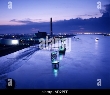 Öl-Lager der Königin Elisabeth-Brücke (M25) mit Blick auf London, Dartford entnommen Stockfoto