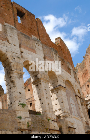 Das Kolosseum in Rom ursprünglich das flavische Amphitheater ist ein riesiges Amphitheater im Zentrum von Rom. Stockfoto