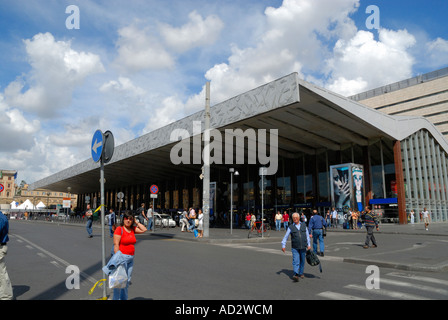 Der Hauptbahnhof in Rom Italien Stazione Centrale di Termini) Roma Termini (in italienischer Sprache, Stazione Termini - Stazione Centrale di Termini) ist der Hauptbahnhof von Rom. Es ist benannt nach der alten Thermen des Diokletian (in Latein, Thermen), auf der anderen Straßenseite vom Haupteingang entfernt liegen.  Die Station verfügt über regelmäßige Zugverbindungen zu allen wichtigen italienischen Städten sowie tägliche Auslandsverkehr nach Paris, München und Basel. Mit seinen 29 Plattformen ist Roma Termini einer der größten Bahnhöfe in Europa. Stockfoto