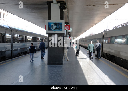 Der Hauptbahnhof in Rom Italien Stazione Centrale di Termini) Roma Termini (in italienischer Sprache, Stazione Termini - Stazione Centrale di Termini) ist der Hauptbahnhof von Rom. Es ist benannt nach der alten Thermen des Diokletian (in Latein, Thermen), auf der anderen Straßenseite vom Haupteingang entfernt liegen.  Die Station verfügt über regelmäßige Zugverbindungen zu allen wichtigen italienischen Städten sowie tägliche Auslandsverkehr nach Paris, München und Basel. Mit seinen 29 Plattformen ist Roma Termini einer der größten Bahnhöfe in Europa. Stockfoto
