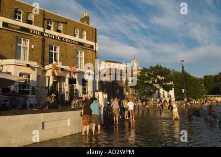 Richmond Upon Thames Surrey England White Cross Public House die Themse überschwemmt Menschen, die auf der Themse im Wasser spazieren. 2007 2000er Jahre HOMER SYKES Stockfoto