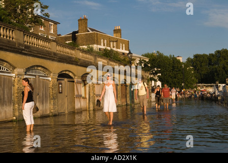 Flutkatastrophe am Fluss Thames, Riverside, Richmond upon Thames Surrey England Sommerflut Menschen mit Flut, die auf einem Schlepppfad im Fluss Water 2000er Jahre spazieren Stockfoto