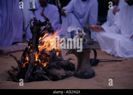 Arabische Männer Brauen Tee am offenen Feuer Stockfoto