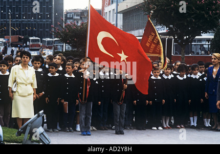 Türkische Schüler zollen, das Land der erste Führer Mustafa Kemal Atatürk in Istanbul Stockfoto
