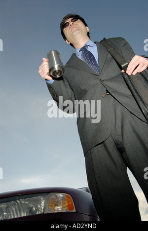 Mann zu Fuß zum Büro mit Kaffee in der hand Stockfoto