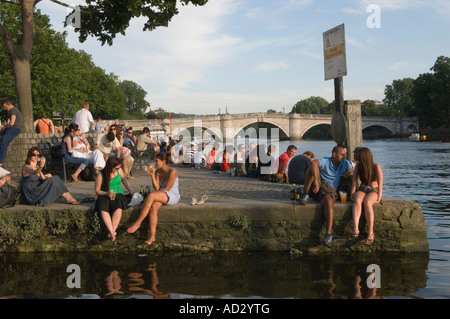 Richmond nach Themse Surrey England Touristen genießen einen Drink Riverside Richmond bridge HOMER SYKES Stockfoto