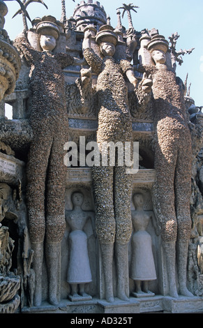 Drei Giganten sind prominent in den bizarren Ideal Palast von ländlichen Postbote Ferdinand Cheval in Hauterives, Südfrankreich Stockfoto