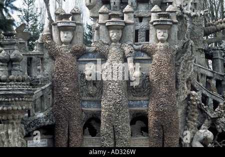 Phantasievolle Riesen, Tempel, Vögel und Tiere schmücken die Ideal-Palast von ländlichen Postbote Ferdinand Cheval in Hauterives, Frankreich Stockfoto