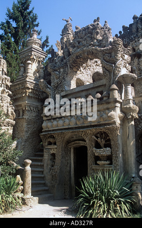 Phantasievolle Riesen, Tempel, Vögel und Tiere schmücken die Ideal-Palast von ländlichen Postbote Ferdinand Cheval in Hauterives, Frankreich Stockfoto