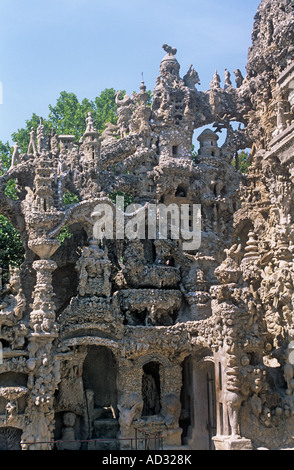 Phantasievolle Riesen, Tempel, Vögel und Tiere schmücken die Ideal-Palast von ländlichen Postbote Ferdinand Cheval in Hauterives, Frankreich Stockfoto