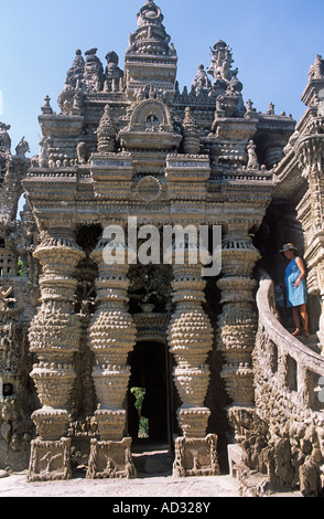 Phantasievolle Riesen, Tempel, Vögel und Tiere schmücken die Ideal-Palast von ländlichen Postbote Ferdinand Cheval in Hauterives, Frankreich Stockfoto