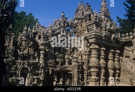 Phantasievolle Riesen, Tempel, Vögel und Tiere schmücken die Ideal-Palast von ländlichen Postbote Ferdinand Cheval in Hauterives, Frankreich Stockfoto