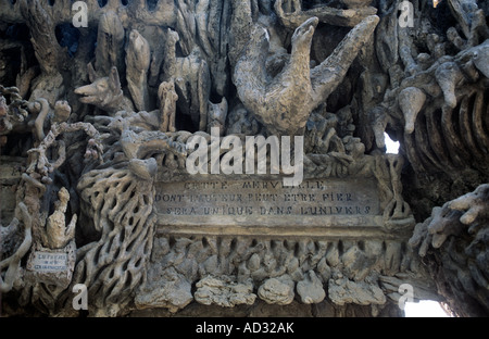 Phantasievolle Riesen, Tempel, Vögel und Tiere schmücken die Ideal-Palast von ländlichen Postbote Ferdinand Cheval in Hauterives, Frankreich Stockfoto