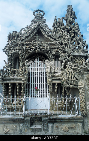 Ländliche Postbote Ferdinand Cheval, Schöpfer des Palais Ideal in Hauterives, liegt in der Gruft, die er selbst gebaut. Er starb im Jahre 1924 Stockfoto