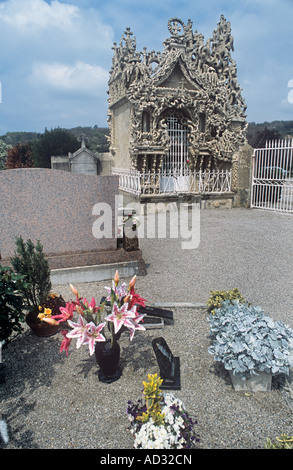 Ländliche Postbote Ferdinand Cheval, Schöpfer des Palais Ideal in Hauterives, liegt in der Gruft, die er selbst gebaut. Er starb im Jahre 1924 Stockfoto