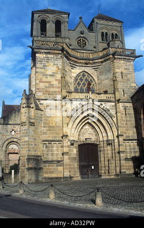 Westfassade des Priorat St.-Peter und Paulus in Souvigny zeigt romanische Glockentürme des 15. Jahrhunderts Stockfoto