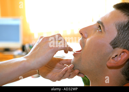 untersuchenden Arzt-patient Stockfoto
