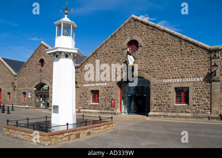 dh ST HELIER JERSEY Old Lighthouse Beacon und Galionsfigur Jersey Maritime Museum Eingang Erbe Stockfoto