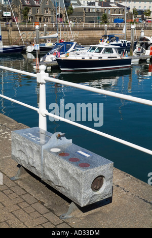 dh Albert Hafen St. HELIER JERSEY Morse und phonetische Alphabet Sitz neben St. Helier Marina Steinbank Stockfoto