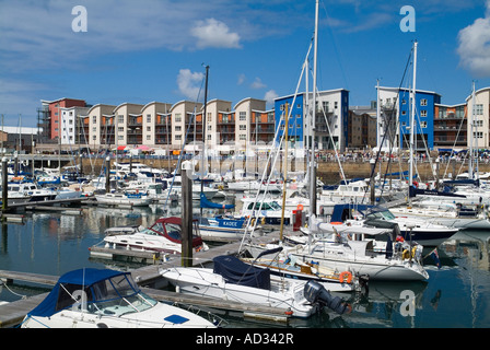 dh-Albert Hafen St. HELIER JERSEY Luxus-Yachten in St Helier Marina und Waterfront Wohnungen Stockfoto