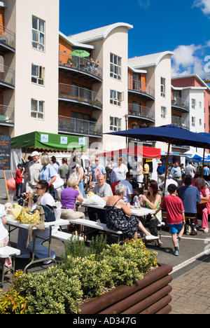 dh Albert Pier ST HELIER JERSEY Touristen essen Sonntag Kunst und Handwerk Markt Stände Luxus Wohnungen am Wasser Touristen überfüllt Stockfoto