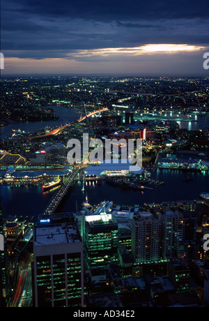 Darling Harbour Anzac Bridge von Sydney Tower bei Dämmerung Sydney Australia gesehen Stockfoto