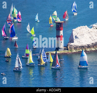 Luftaufnahme. Segeln. Yachten auf den Nadeln Leuchtturm. Isle Of Wight. VEREINIGTES KÖNIGREICH. Rund um die Insel-Rennen. Stockfoto