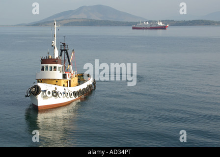 Aus dem Hafen von Igoumenitsa steht Schlepper, Kreuzfahrtschiff zu unterstützen Stockfoto