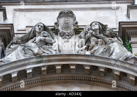 Skulptur von Alfred Drury auf alten Krieg Bürogebäude in Horse Guards Avenue, London, England, UK Stockfoto