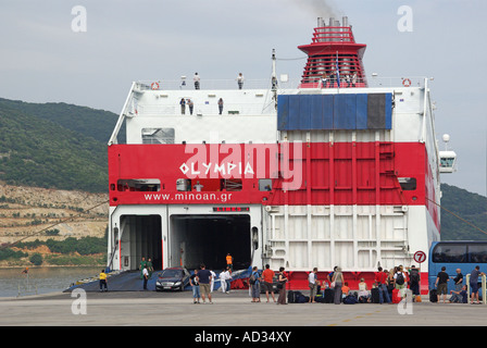 Hafen von Igoumenitsa Rollen auf Roll off Fähre im Hafen entladen Stockfoto