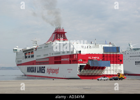 Hafen von Igoumenitsa Roll-on Roll off Fähre Abfahrt am Hafen mit hydraulischen Belastung Türen schließen Stockfoto