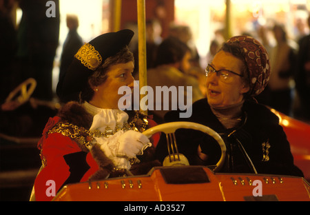 Jährliche Kings Lynn mart Kirmes, findet jedes Jahr im Februar 14 Norfolk in England. Oberbürgermeisterin und Kollege reiten dodgem Autos 80er HOMER SYKES Stockfoto