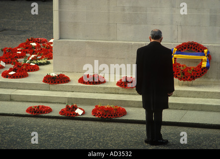 Kriegsveteranen-Gedenktag im Cenotaph mit Respekt für Mohnkranze. Whitehall London England Großbritannien 1980er Jahre HOMER SYKES Stockfoto