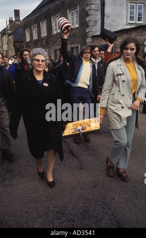 Flaschenschlag und Hare Pie-Rausch Hallaton Leicestershire. Parade durch das Dorf vor Beginn des jährlichen Osterspiels UK 1970s 1972 HOMER SYKES Stockfoto