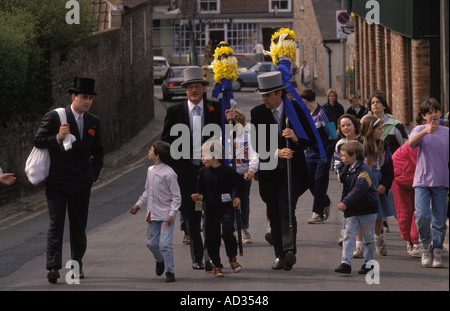 Hungerford Hocktide, Berkshire. Tuttimen am zweiten Dienstag nach Ostern Parade durch die Marktstadt bekommen Kinder Orangen. 1980S UK HOMER SYKES Stockfoto