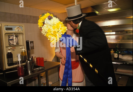 Hungerford Hocktide, Berkshire, Großbritannien. Zweiter Dienstag nach Ostern. 1980s GB. Tuttimen küsst die Frauen im Austausch für eine Orange. HOMER SYKES Stockfoto