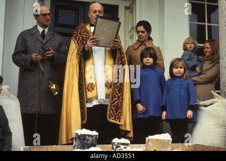 Tichborne Dole jedes Jahr am Lady Day, 25. März, segnet der römisch-katholische Priester Dole, bevor er verteilt wird. Tichborne Hampshire 1970s UK Stockfoto