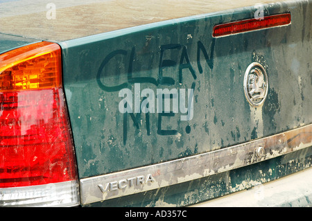 Graffiti am schmutzigen Vauxhall Vectra 2003 Stockfoto