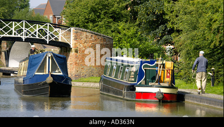 Narrowboat auf der Nord-Oxford-Kanal bei Hawkesbury Junction, England, UK Stockfoto