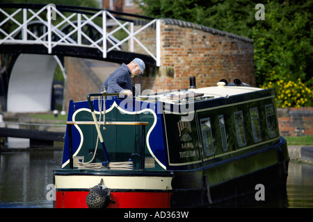 Narrowboat auf der Nord-Oxford-Kanal bei Hawkesbury Junction, England Stockfoto