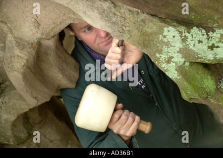 Steinmetz arbeiten auf alten Fenster am 13. Jahrhundert Tintern Abbey Monmouthshire South Wales UK Stockfoto