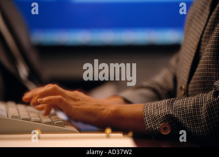 Nahaufnahme der Womans Hände Tippen auf Tastatur mit Computer-Monitor im Hintergrund. Stockfoto