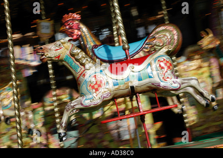 BEMALTE REITEN AUF VIKTORIANISCHEN DAMPFGETRIEBENEN FESTPLATZ Stockfoto