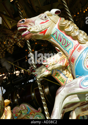 BEMALTE REITEN AUF VIKTORIANISCHEN DAMPFGETRIEBENEN FESTPLATZ Stockfoto