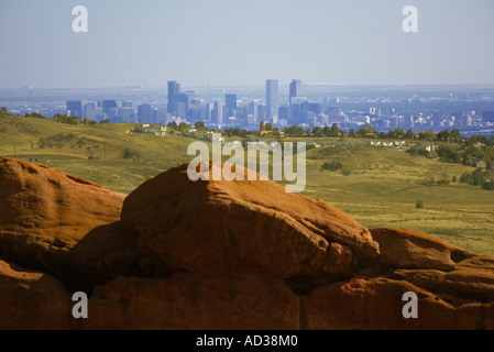 Blick auf Downtown Denver, Colorado, USA von Red Rocks Amphitheater westlich der Stadt. Stockfoto