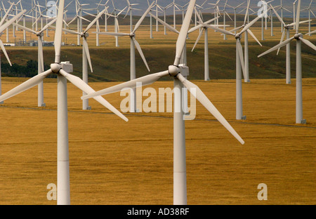 Luftaufnahme von Windkraftanlagen zur Stromerzeugung im Süden der Wyoming, USA. Stockfoto